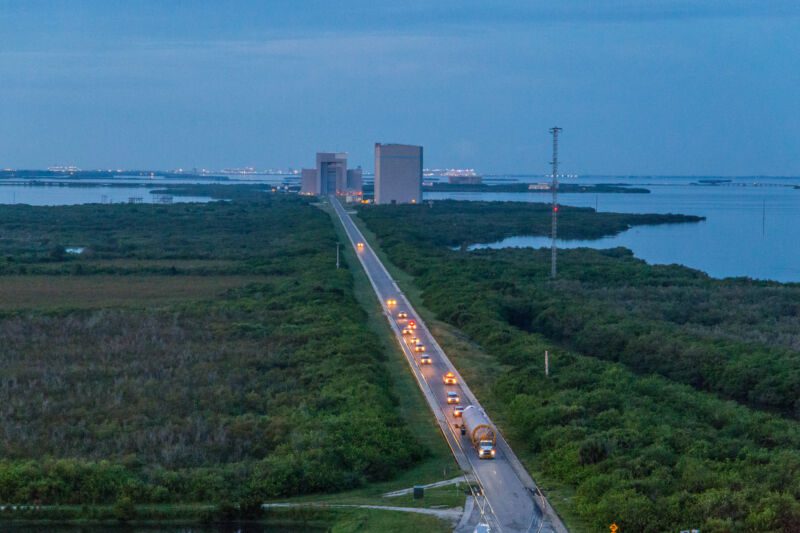 Die United Launch Alliance verlegt am Montag, den 26. August, ihren Atlas V-Booster in die vertikale Integrationsanlage neben dem Space Launch-41-Komplex auf der Cape Canaveral Space Force Station.