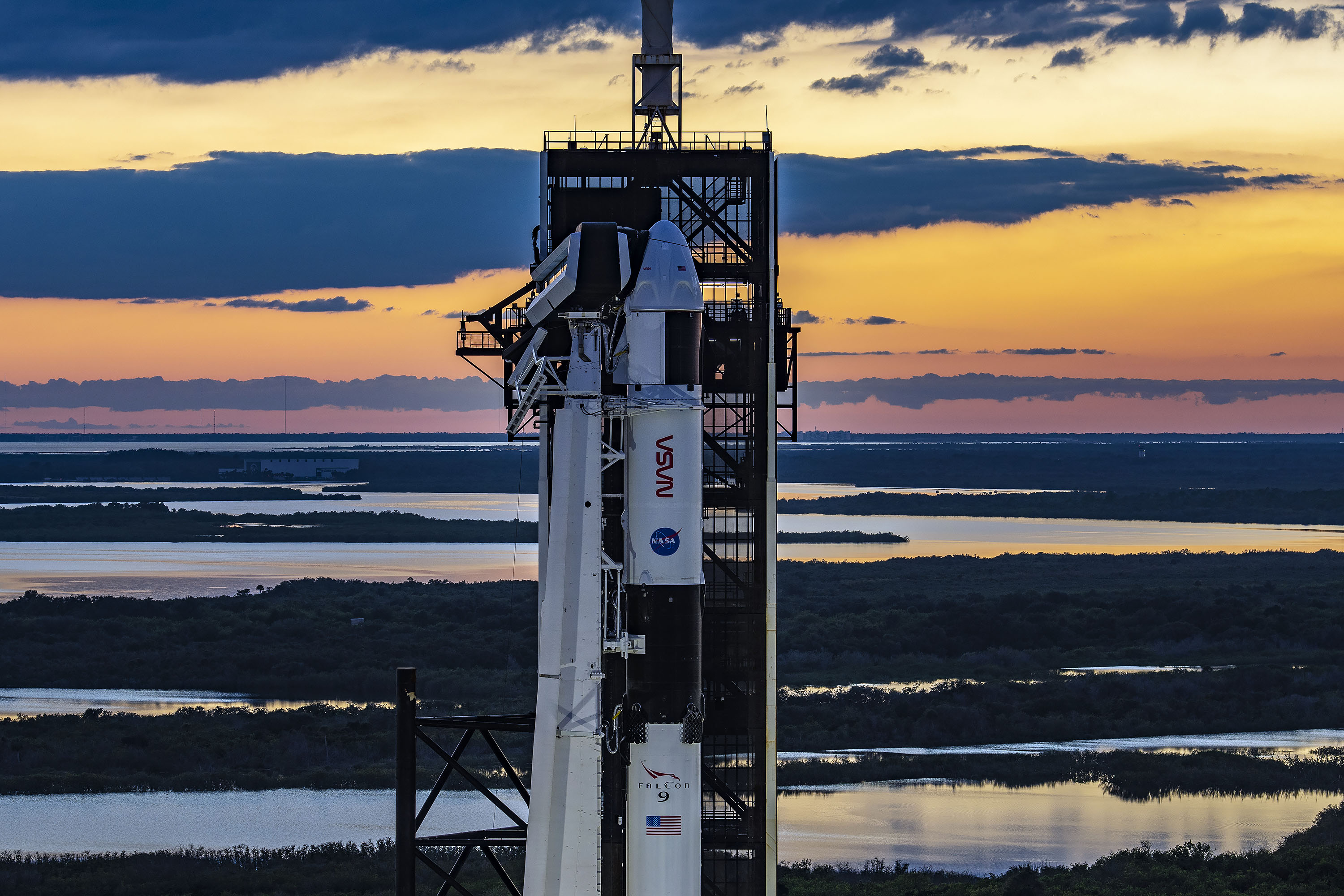 Die SpaceX Falcon 9-Rakete und die Dragon-Kapsel, die die Crew-5-Mission zur Internationalen Raumstation fliegen werden, stehen kurz nach ihrem Start am 1. Oktober 2022 auf der Startrampe 39A im Kennedy Space Center der NASA in Florida.